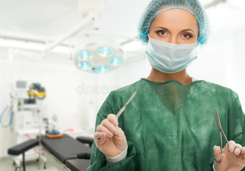 Врач в операционной девушка. Женщина хирург со скальпелем. Женщина хирург в операционной. Врач кастрировать