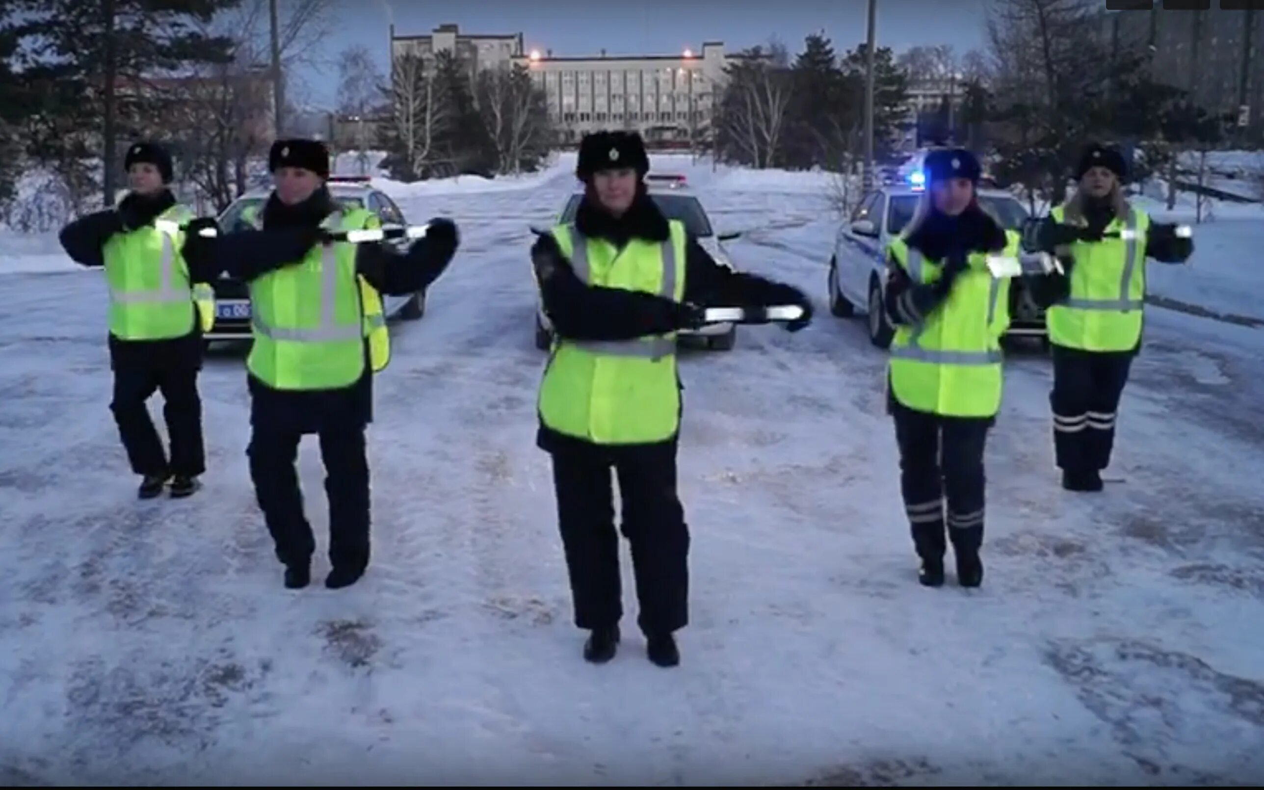 Сотрудники гибдд видео. С 23 февраля ДПС. 23 Февраля ГИБДД поздравила мужчин. Сотрудники ГИБДД поздравили мужчин с 23 февраля. С 23 февраля ГИБДД.