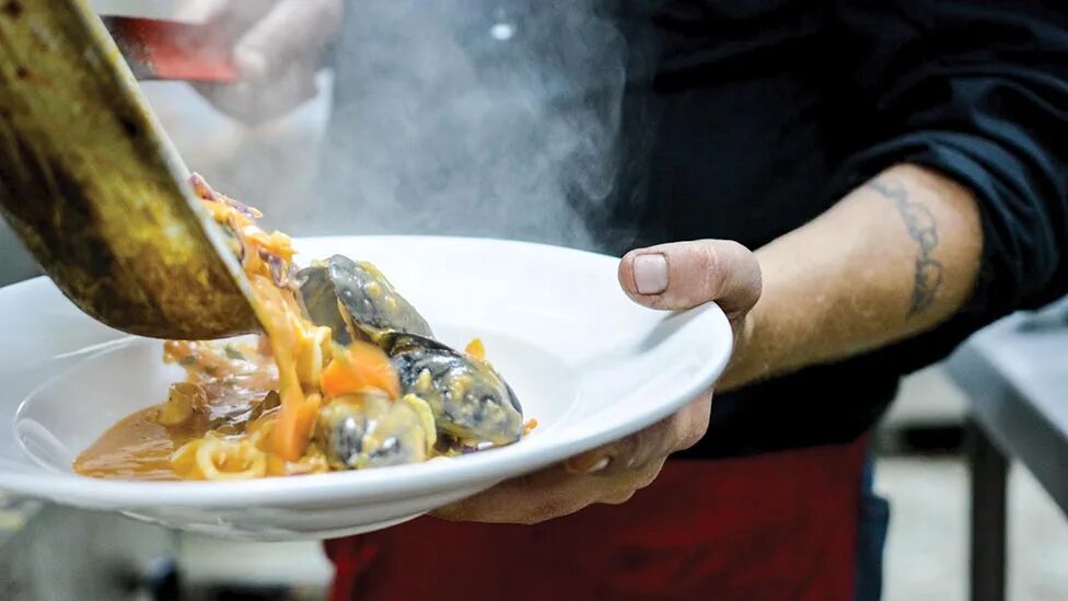В ресторане готовят блюда и. Шеф повар морепродукты. искусство приготовления пищи. блюда в ресторане. морепродукты блюда ресторана.