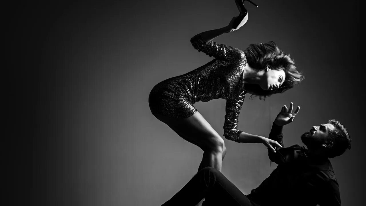 мужчина доминирует над женщиной. девушка сидит на голове мужчины. женщина прикалывается над женщиной. властная женщина. домашнее насилие над пожилыми людьми.