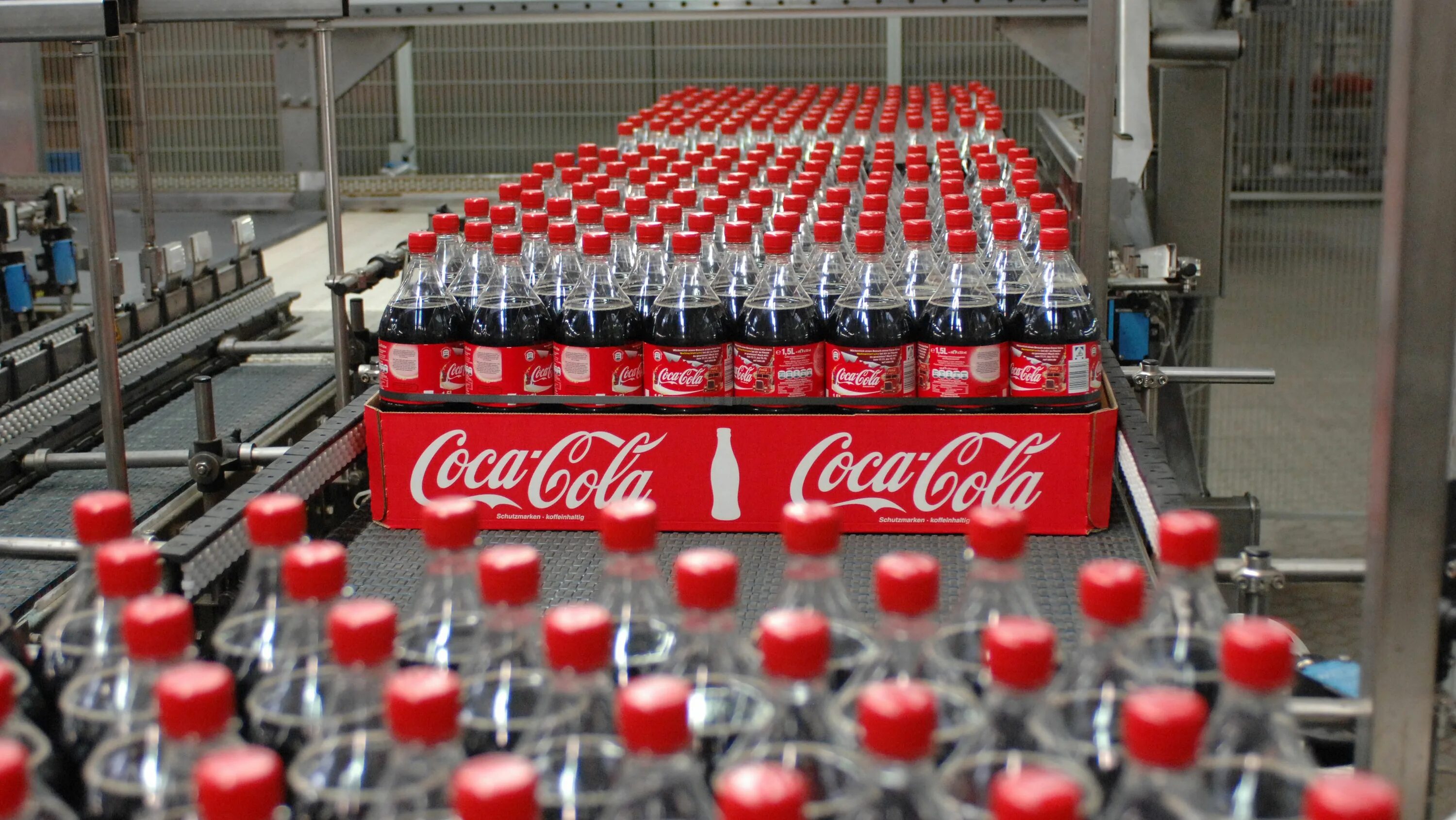 Завод Кока кола в Америке. Завод Кока-кола Узбекистан. Транснациональные корпорации Coca Cola. Компания Кока кола в России.