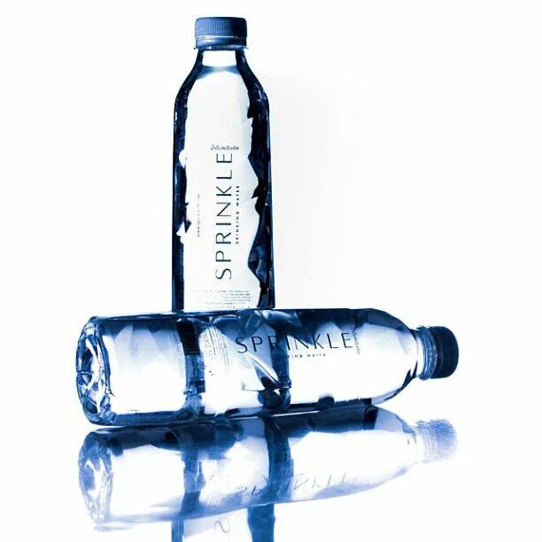 Бутылка для воды с надписью. Самые красивые бутылки воды. Креативные бутылки для воды. Вода в Америке в бутылке.
