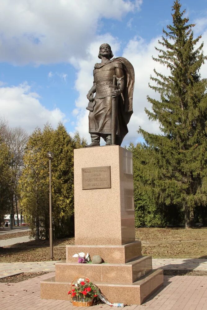 сквер памяти погибшим воинам в рославле. памятник князю ростиславу в рославле. памятник князю ростиславу рославль смоленская область. как выглядит памятник танку в зубцове. князь ростислав рославль.