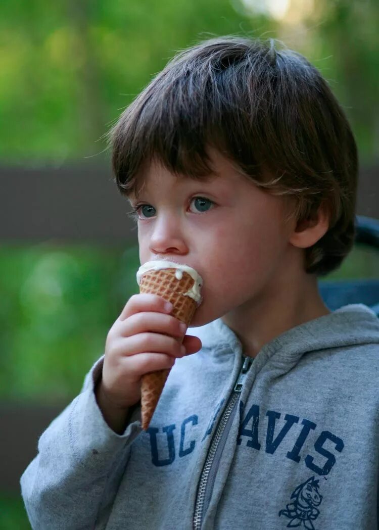 Мальчик и мороженое. Мороженое для детей. Пацан с мороженым. Мальчик с мороженым. Licking boy girl