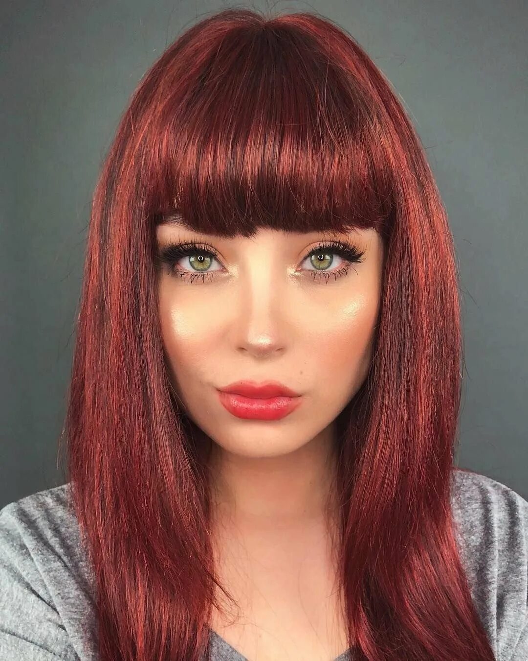 Закругленное каре с челкой. Удлиненное каре рыжие волосы. Короткое каре с челкой. Красное каре с челкой. Темный боб каре с челкой.