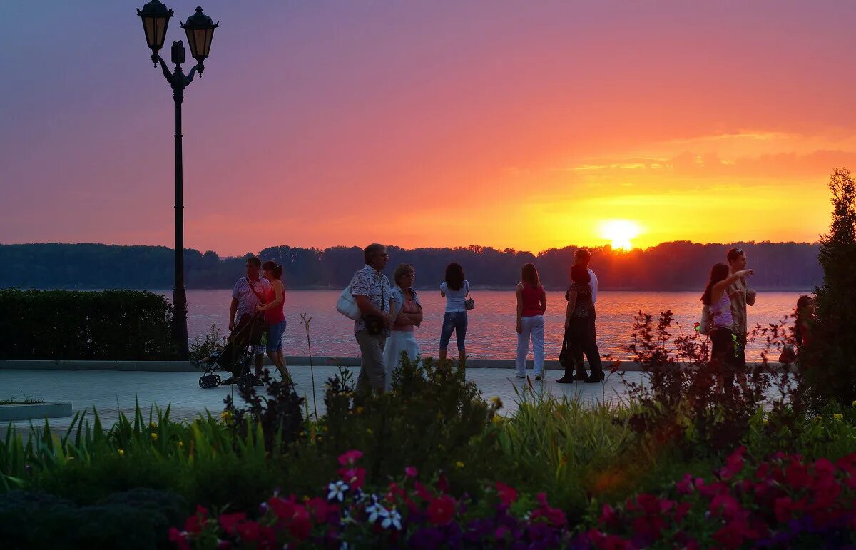 Вечерняя прогулка. Пустой ночной парк рига. Вечерняя прогулка. Фотосессия вечерняя прогулка. Вечерняя прогулка на природе.