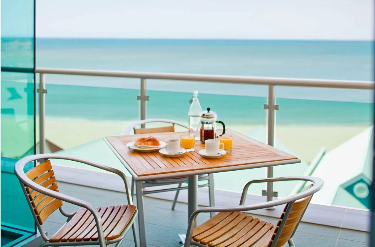 Утро палуба. Столик у моря. Завтрак с видом на море. Кофе с видом на море. Столик с видом на море.