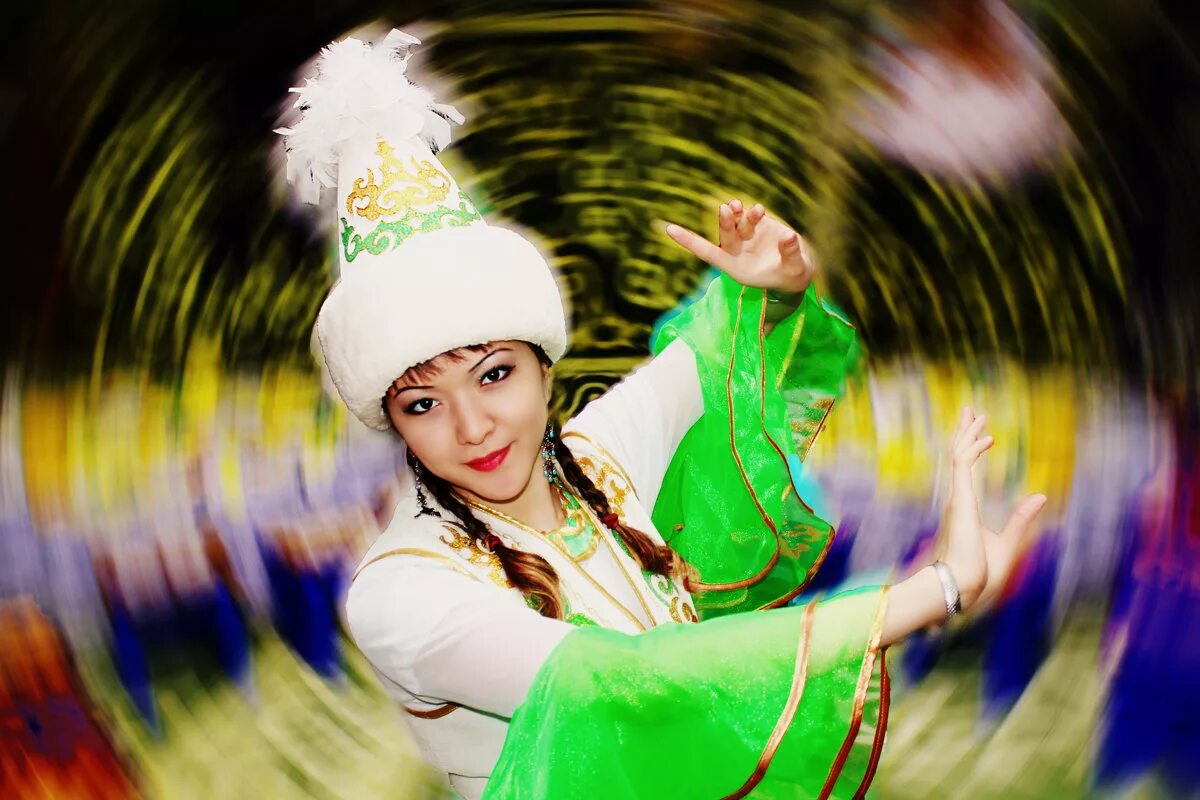 казахский танец. национальные танцы. казахская девушка танцует. национальные танцы. казашка танцует.