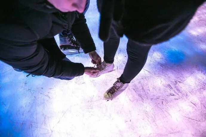 Фотосессия на льду. Пары на катке без лица. Ноги в коньках на льду. Пара на катке. Рубит на парах