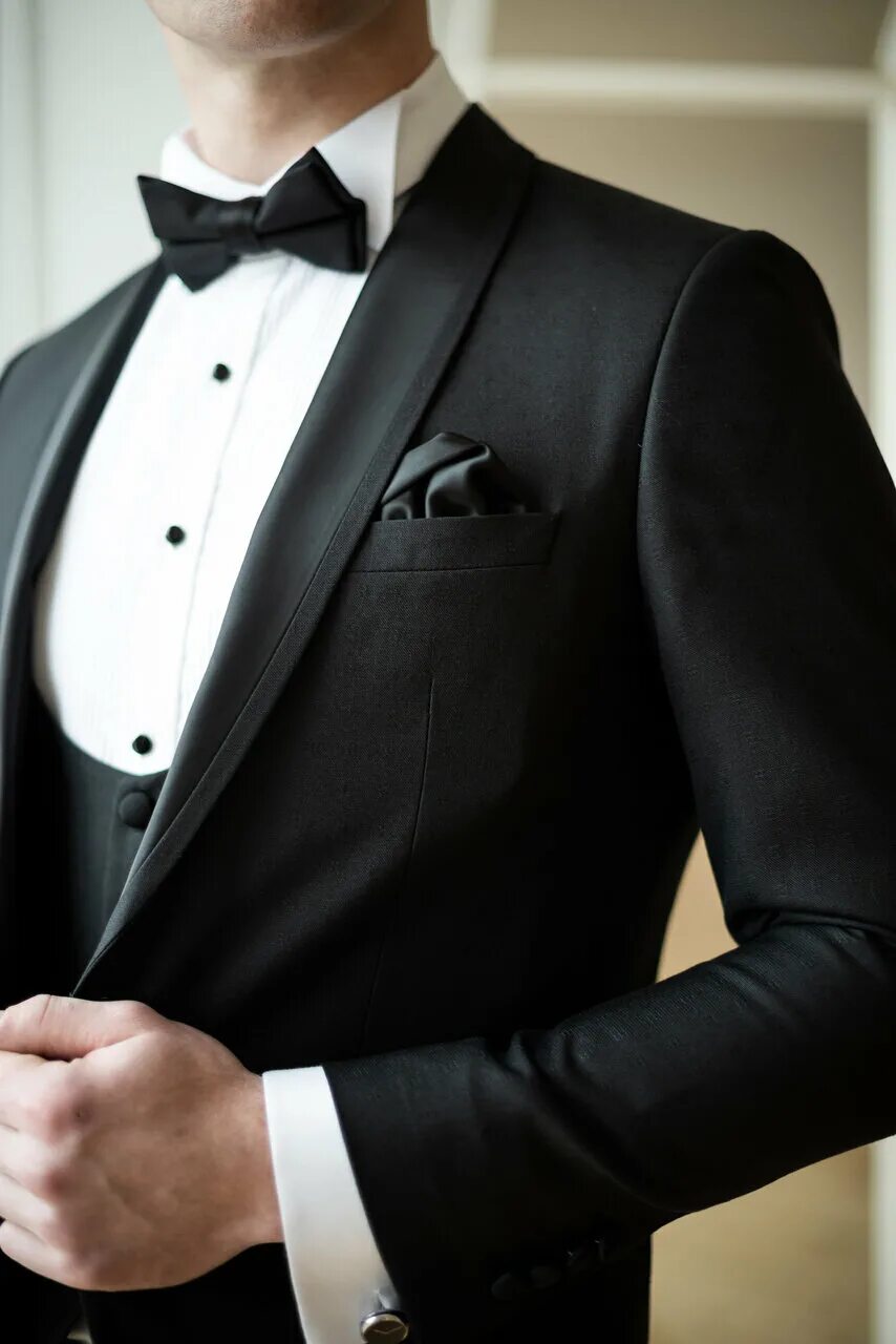 мужчина в белом смокинге с букетом. прокат костюма смокинга. свадебный костюм. прокат костюма смокинга. смокинг черный.