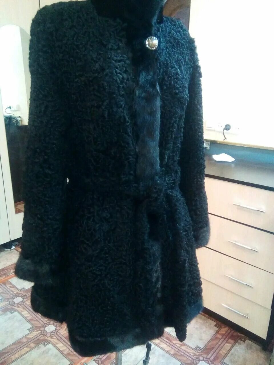 Перешив короткой шубы из каракуля. Пальто из каракуля женское. Пальто из каракульчи снежная королева. Шуба каракуль снежная королева. Авито каракуль.