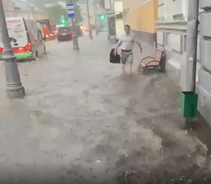 Ливень. Сильный ливень. Ливень в Москве. Затопление Москвы. Что творится в москве 2024