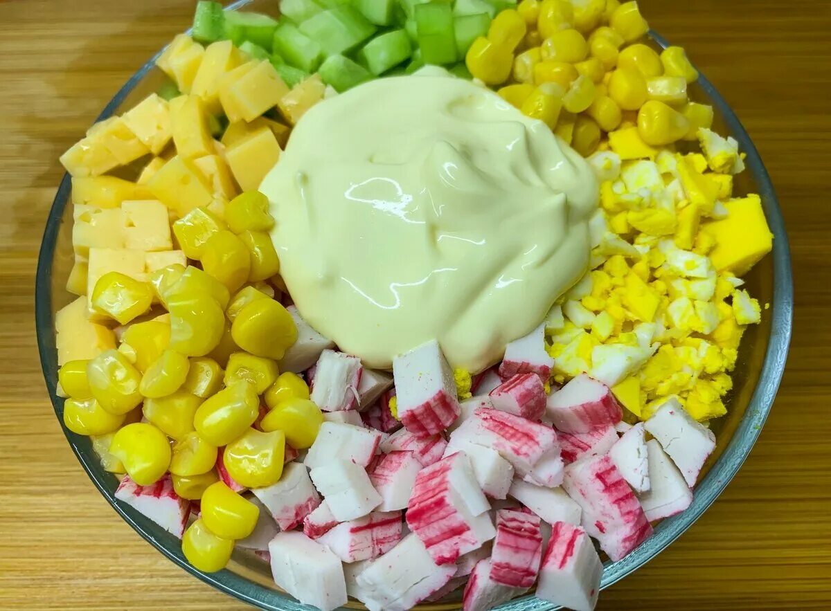 Салат нежность с крабовыми палочками и кукурузой. Салат с чипсами и кукурузой. Крабовый салат без кукурузы