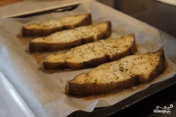 Палтус рецепт быстро и вкусно. Стейки палтуса в духовке. палтус запеченный в духовке. стейки из палтуса в духовке. стейки палтуса в фольге в духовке.