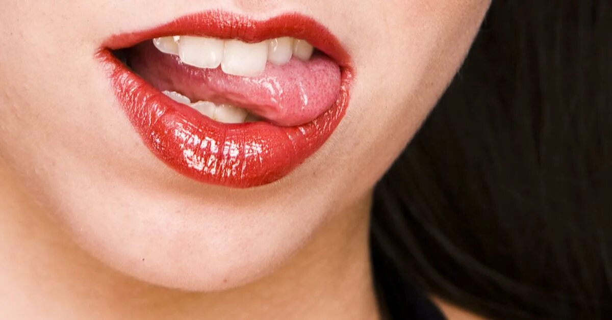 Какого цвета рот. Рот с зубами говорит фото. кровь текущая по зубам фото. tongue close up face. keep lips and tongue closed.