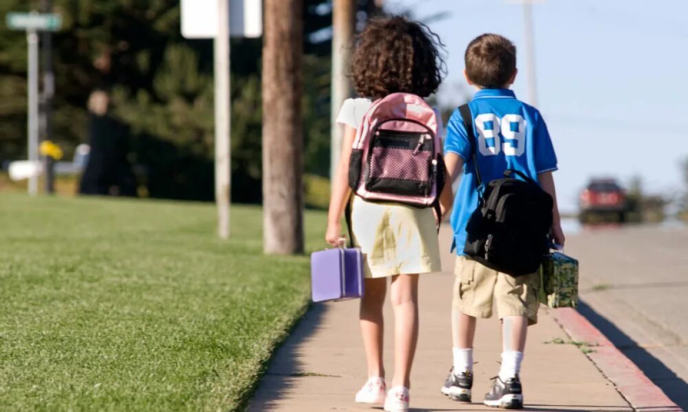 He will go to school. Дети идут в школу. Ребенок идет. Мальчик несёт портфель девочке. Ребенок идет домой.