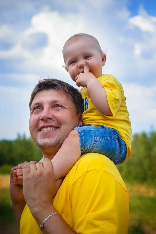 Ребенок на плечах. Ребёнок на плечах у папы. Папа. Мужчина с ребенком на плечах.