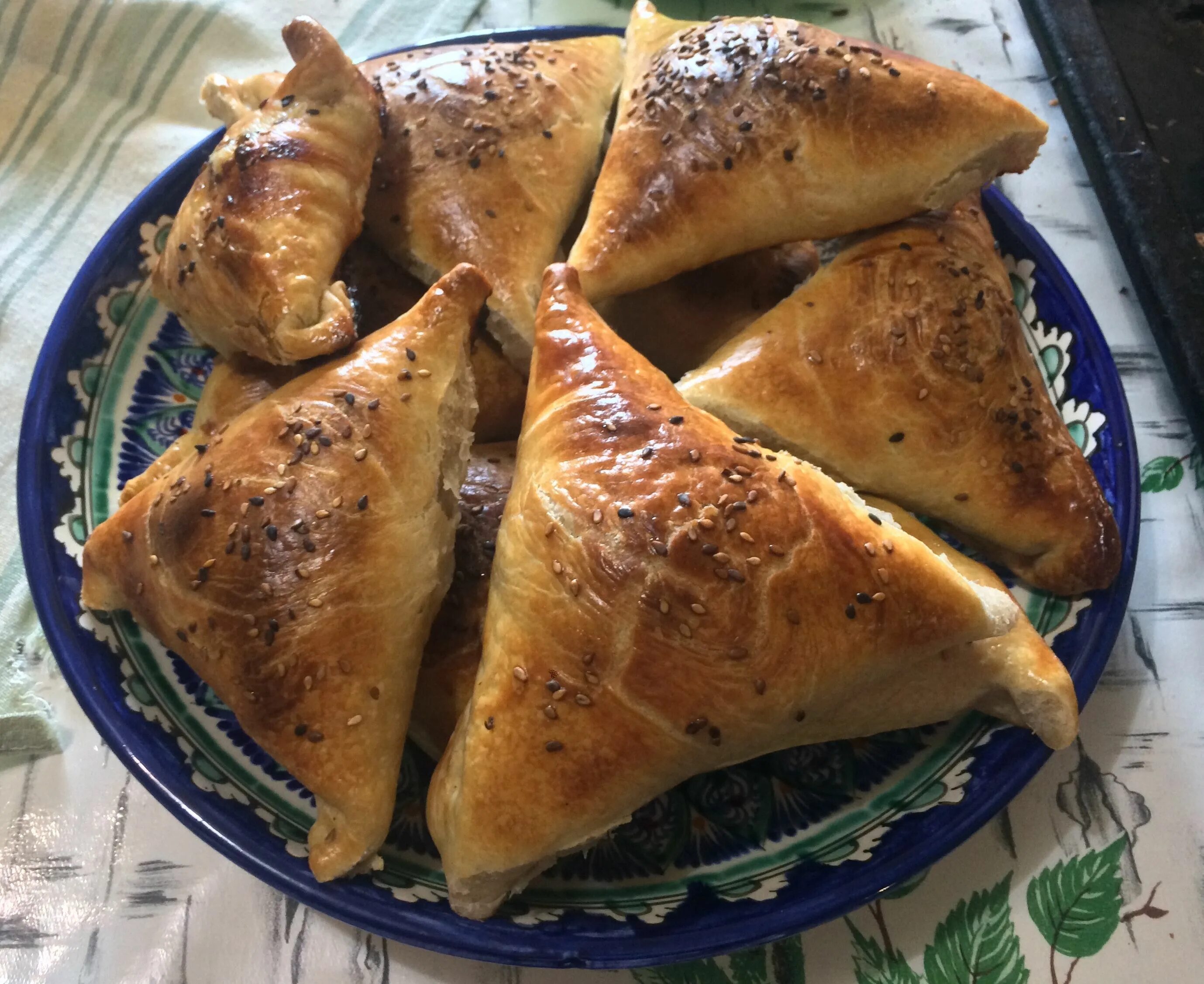 Самса из свинины. Самбуса амбарой. тандур самбуса. бастела самса. самса по таджикски.