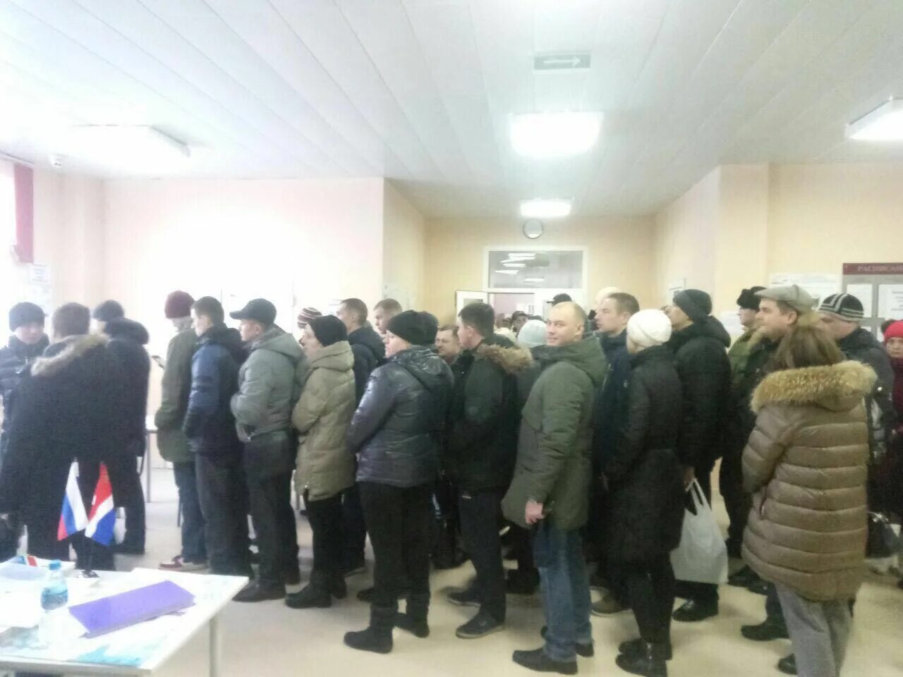 очередь. референдум в крыму 2014 очередь. очередь в российское посольство в берлине. херсонская народная республика референдум. люди голосуют на выборах.