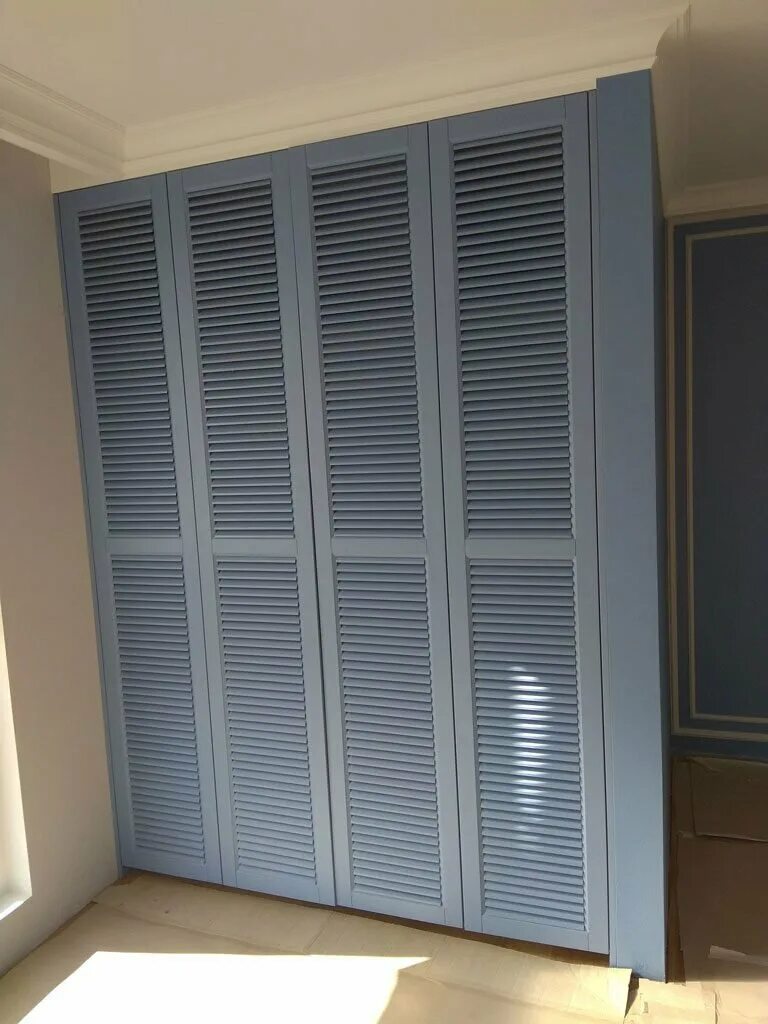 Токс жалюзийные дверцы. Деревянные дверцы для шкафа. Дверца жалюзийная 715х494 а. Дверца жалюзийная 605х344. Деревянный встроенный шкаф.