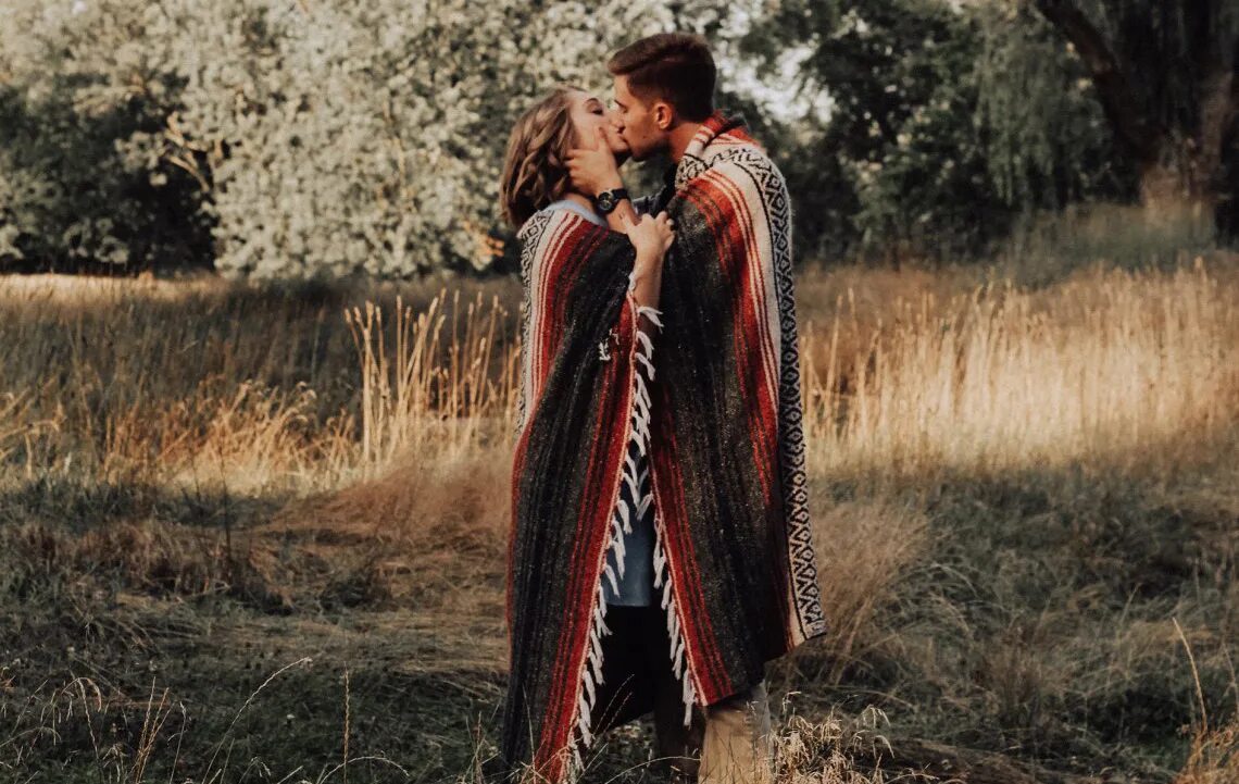 славянские влюбленные. мужчина и женщина славяне. пара в славянском стиле. девушка в венке из цветов. славянские парень и девушка.