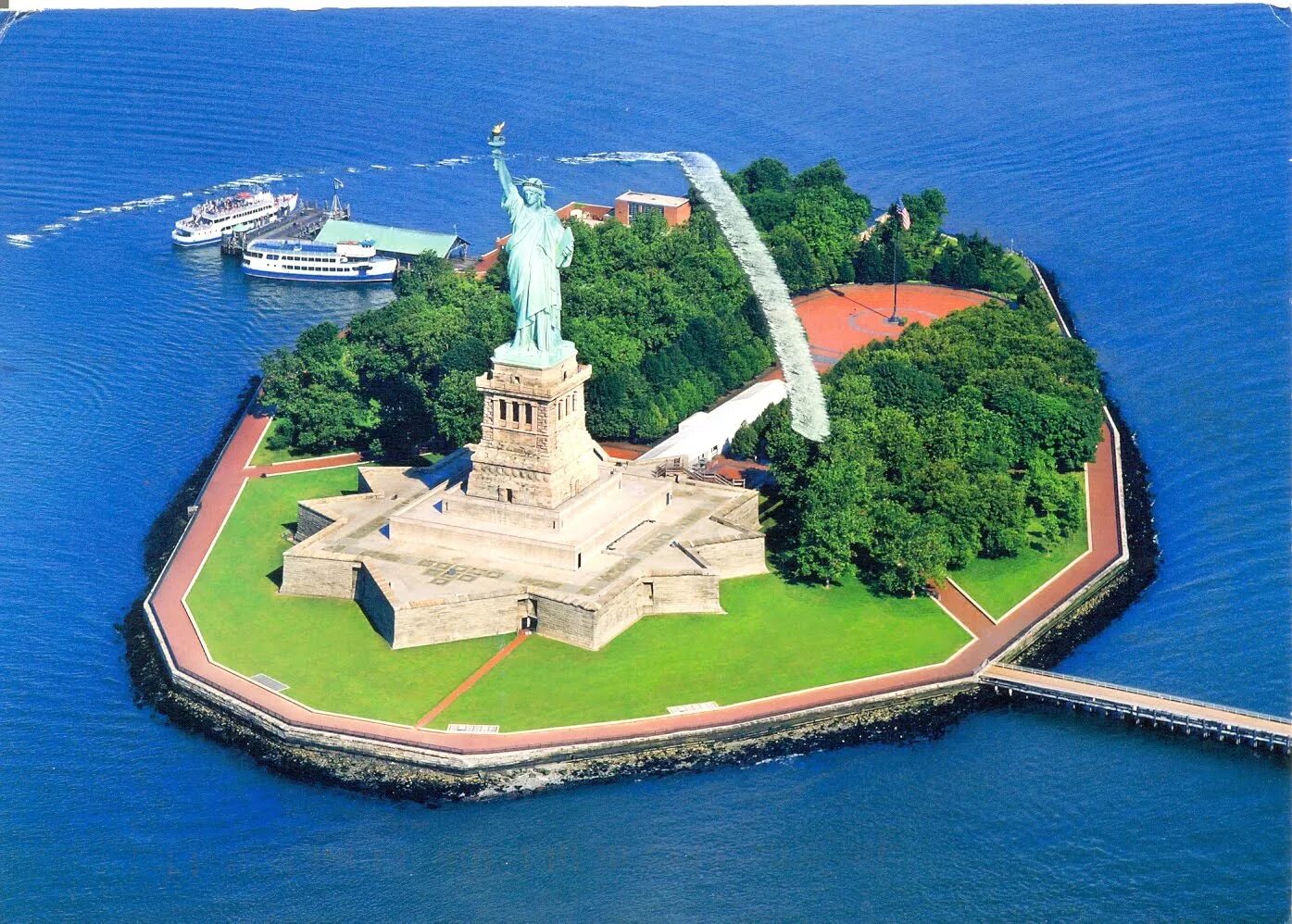 Остров свободы новости сегодня. Статуя свободы Нью-Йорк остров. Остров Либерти со статуей свободы. Остров Бедлоу до статуи свободы. Остров Бедлоу Нью Йорк.