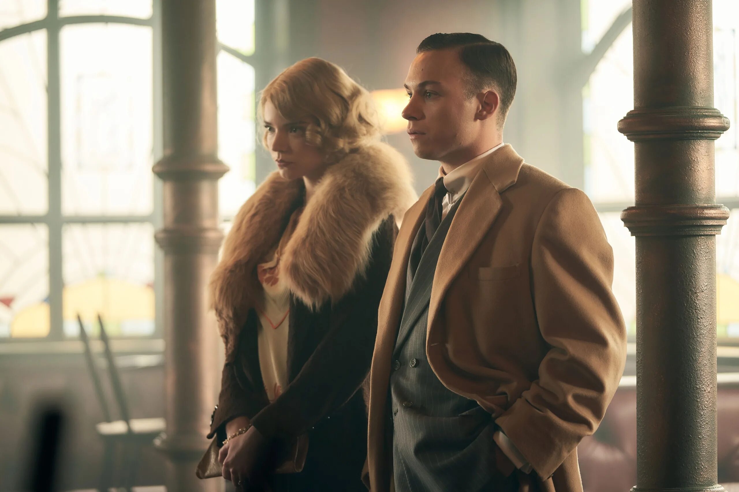 Аня тейлор джой о́стрые козырьки́. Аня тейлор острые козырьки. Тейлор джой острые козырьки. Тейлор острые козырьки. Эдриан броуди острые козырьки.