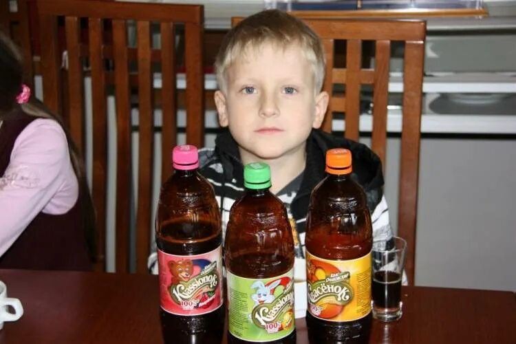 Квас для детей. Дети пьют квас. Можно ли детям квас. Ребёнок пьёт квасной. Квас можно пить детям