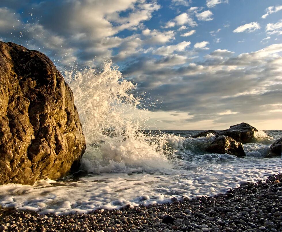 Волны разбиваются о берег. Море скалы шторм Крым. Португалия-скалы шторм. Прибой Крым. Волны скалы Португалия.