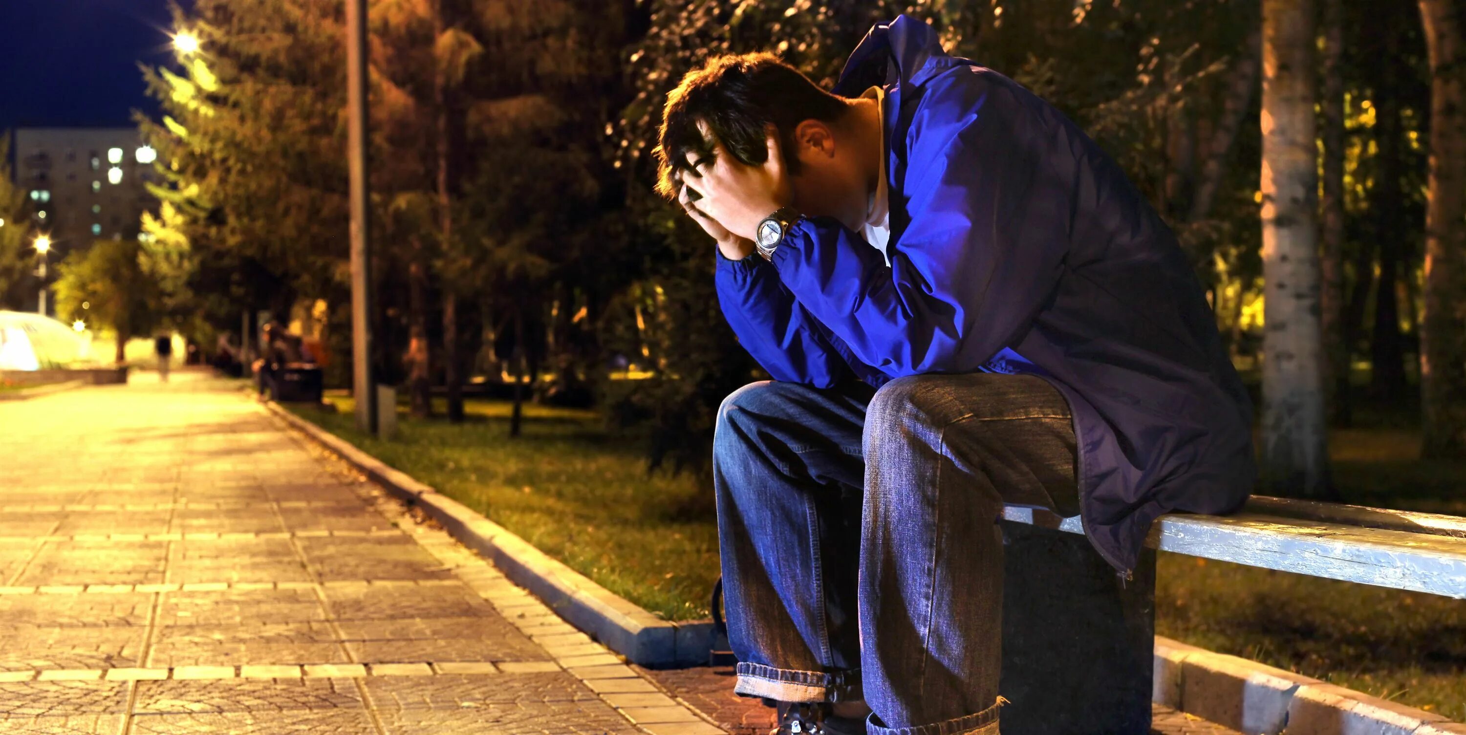 Спящий человек. Парень ночь город. Гулять ночью. Парень в ночном городе. Парень ночью на улице.