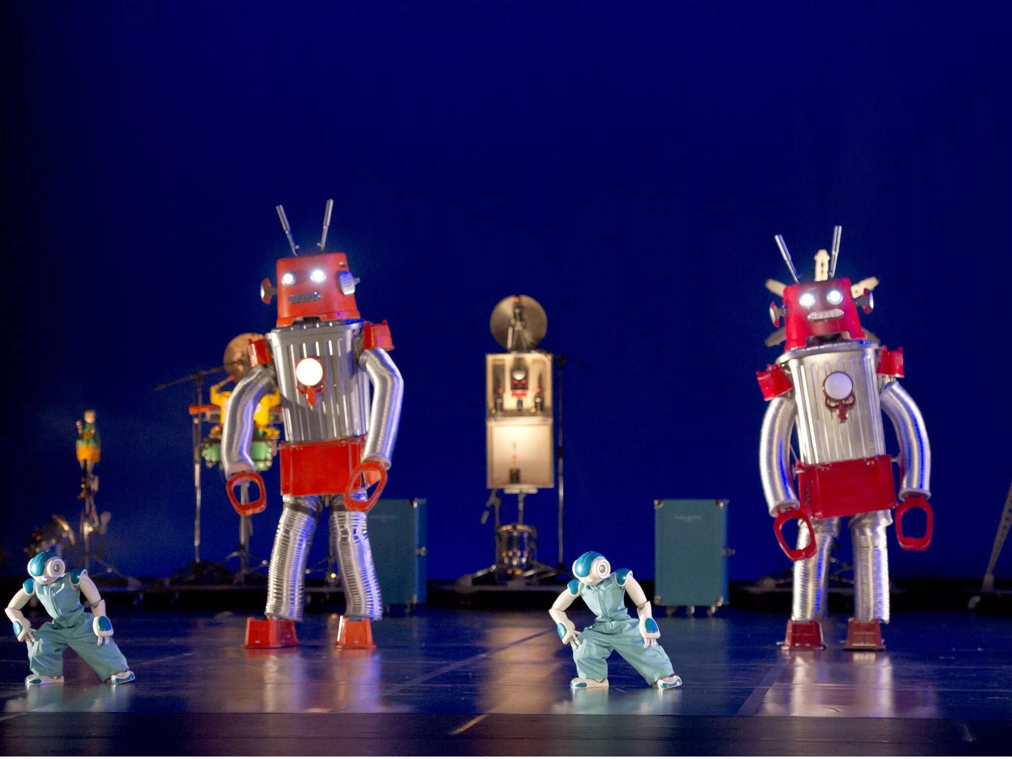 Где робот танцует. Театр роботов. Роботы артисты. Танец робота. Робот танцует.