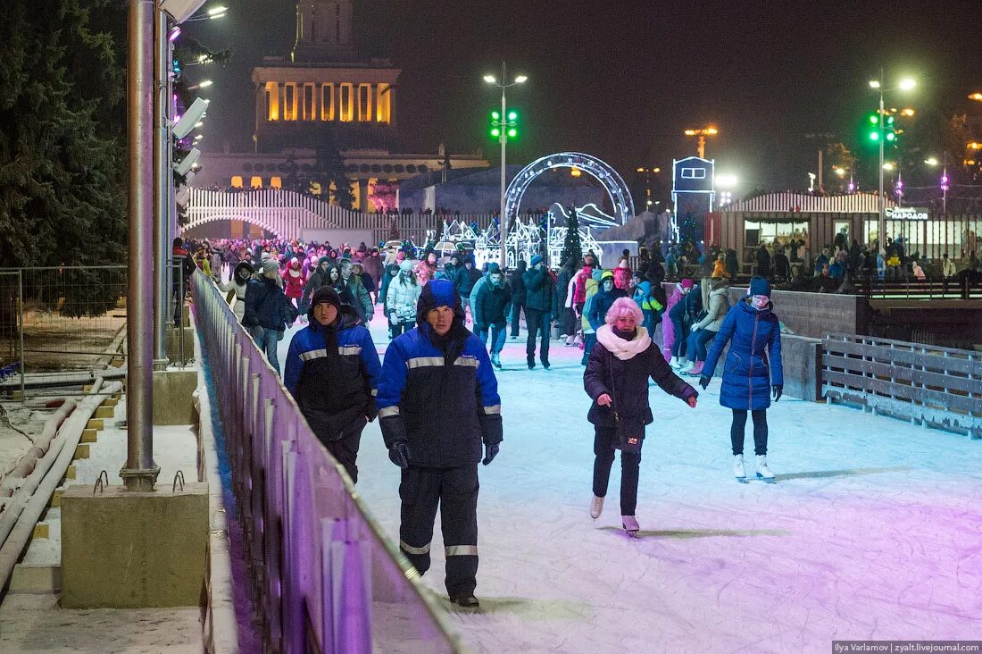 Каток ВДНХ, Москва. Каток ВДНХ. Каток ВДНХ детская площадка. Каток вечером. Московский городской каток