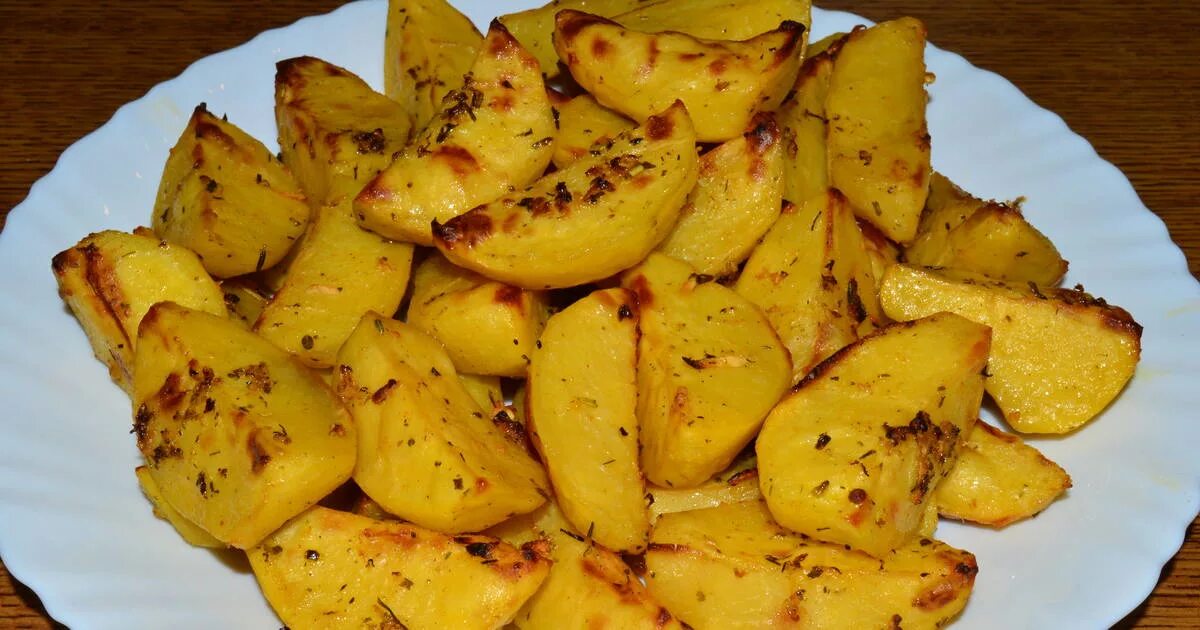 Рецепт запеченного картофеля дольками. Картофель запеченный дольками. картофель кружочками запеченный в духовке. картофель ломтиками в духовке. картофель дольками в духовке.