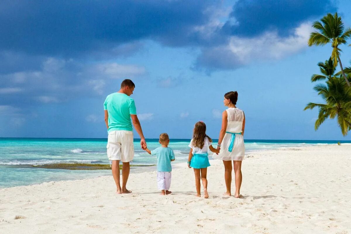 Фотография семейный отдых. Семья на море. Путешествие с семьей. Счастливая семья на море. Море пляж семья.