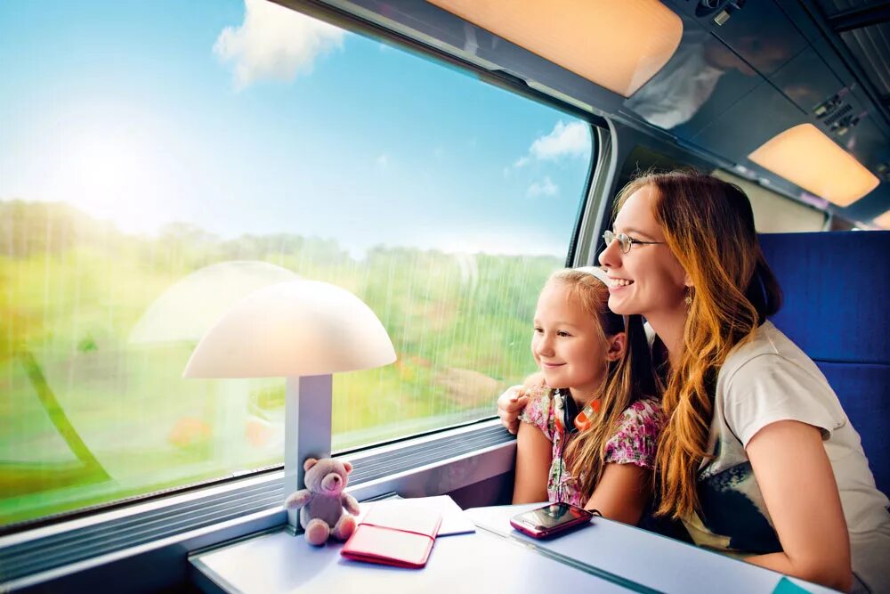 Еда детям в автобусе. Дети путешествуют. Путешествие с детьми на поезде. Поезда для детей. Путешествие с семьей.