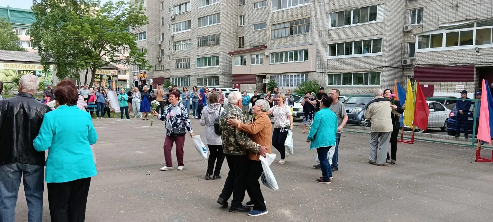 Праздник двора. ДК микрорайона. Дружные жильцы. Жители двора. День соседей в 2024 году в россии