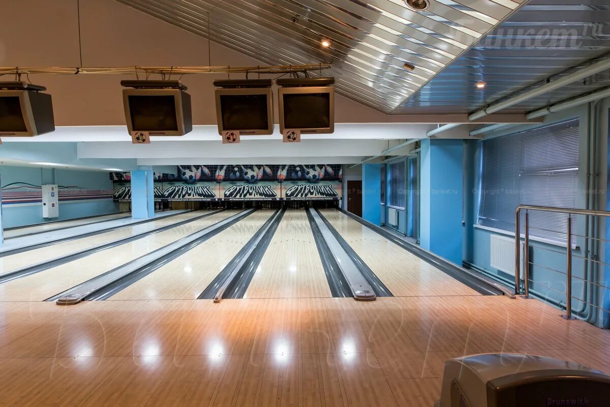 Развлекательный центр комильфо селятино. Боулинг в махачкале. Боулинг 8 дорожек. Пик боулинг. Ресторан на имама шамиля 35е.