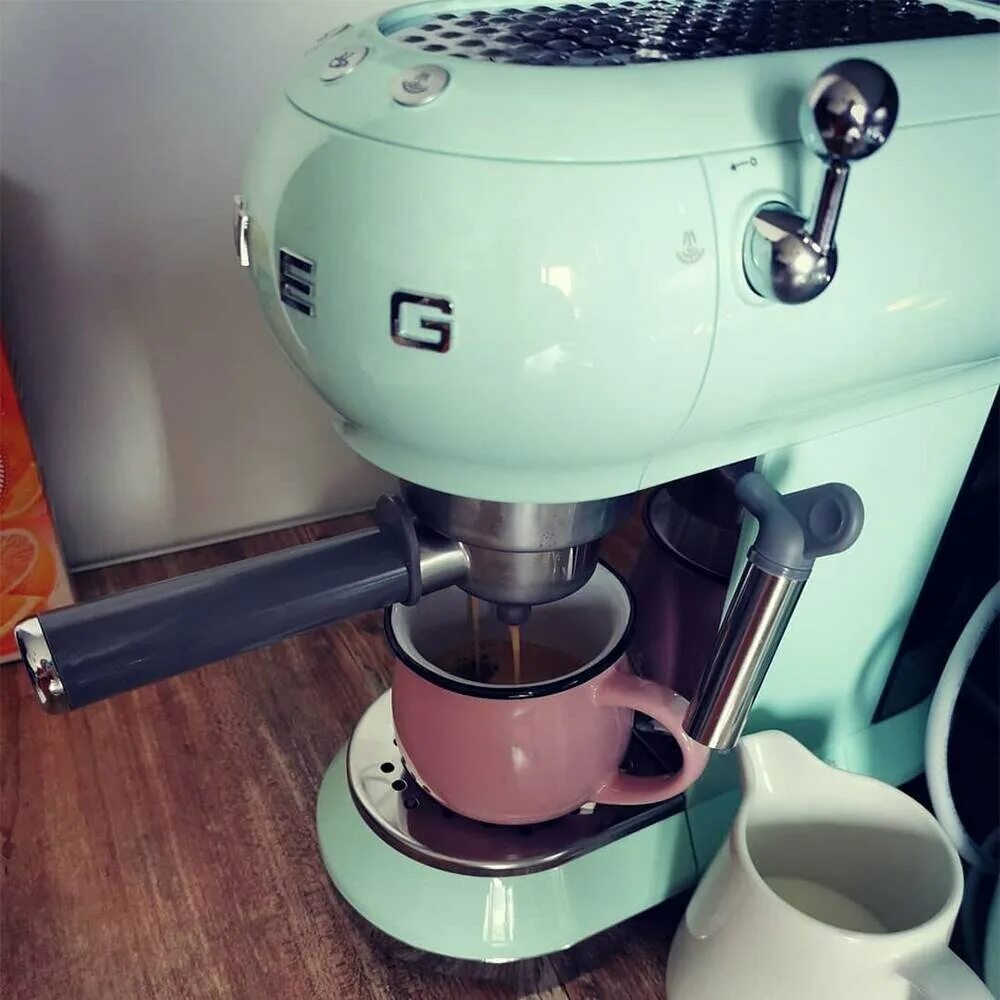 Smeg ecf01pbeu. Смег кофемашина рожковая. Smeg ecf01. Smeg ecf02. Смег кофемашина рожковая.