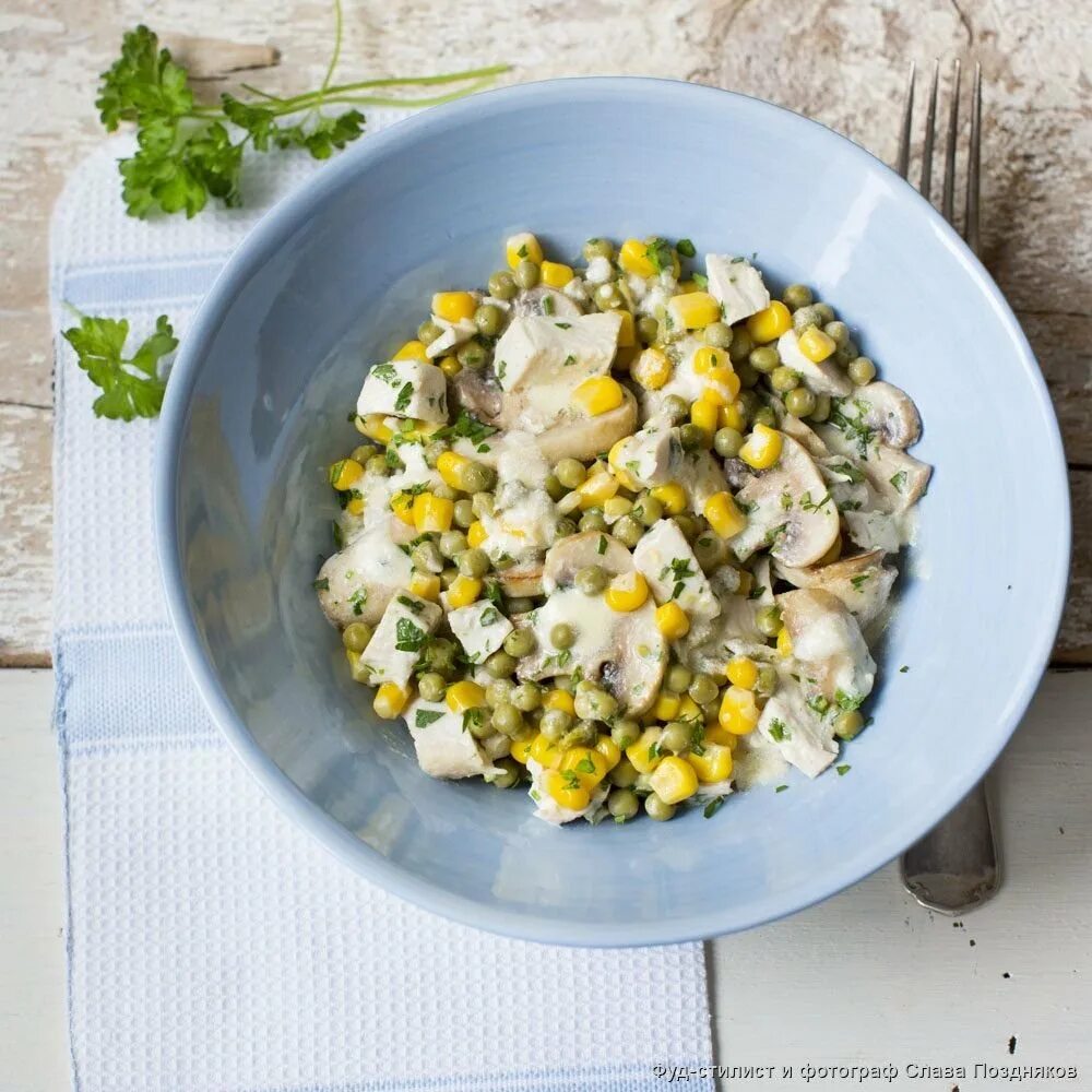 Салат с шампиньонами и сыром. Салат с грибами и кукурузой. Салат с консервированными гриба и кукурузой. Салат с курицей и кукурузой и огурцом. Салат с курицей и грибами.