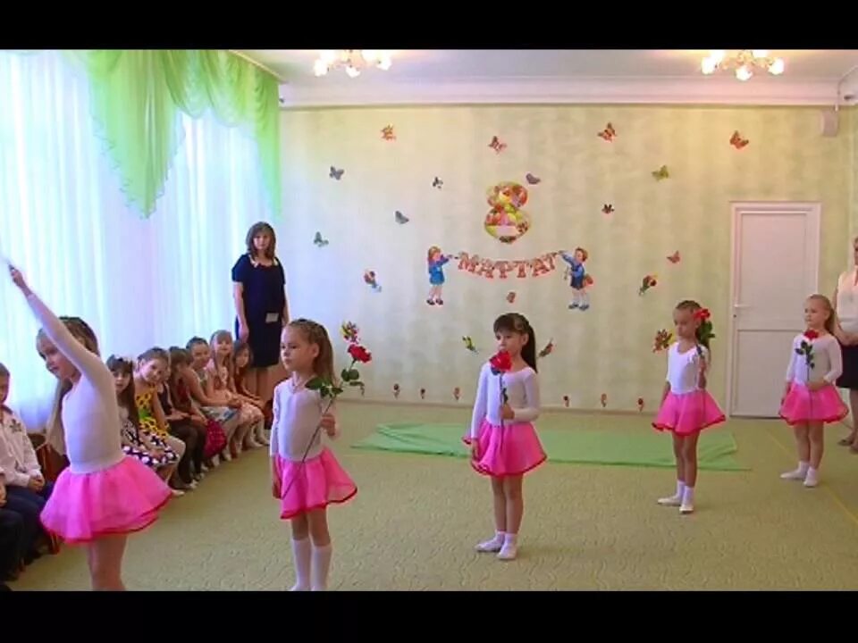 Песня пять февральских. Танец пять февральских роз. танец розочек в детском саду. танец детей пять февральских роз. 5 февральских роз танец в детском саду.