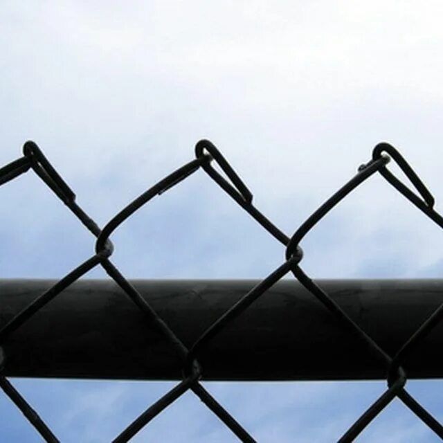 Met chain pool. Two items linked by a chain.