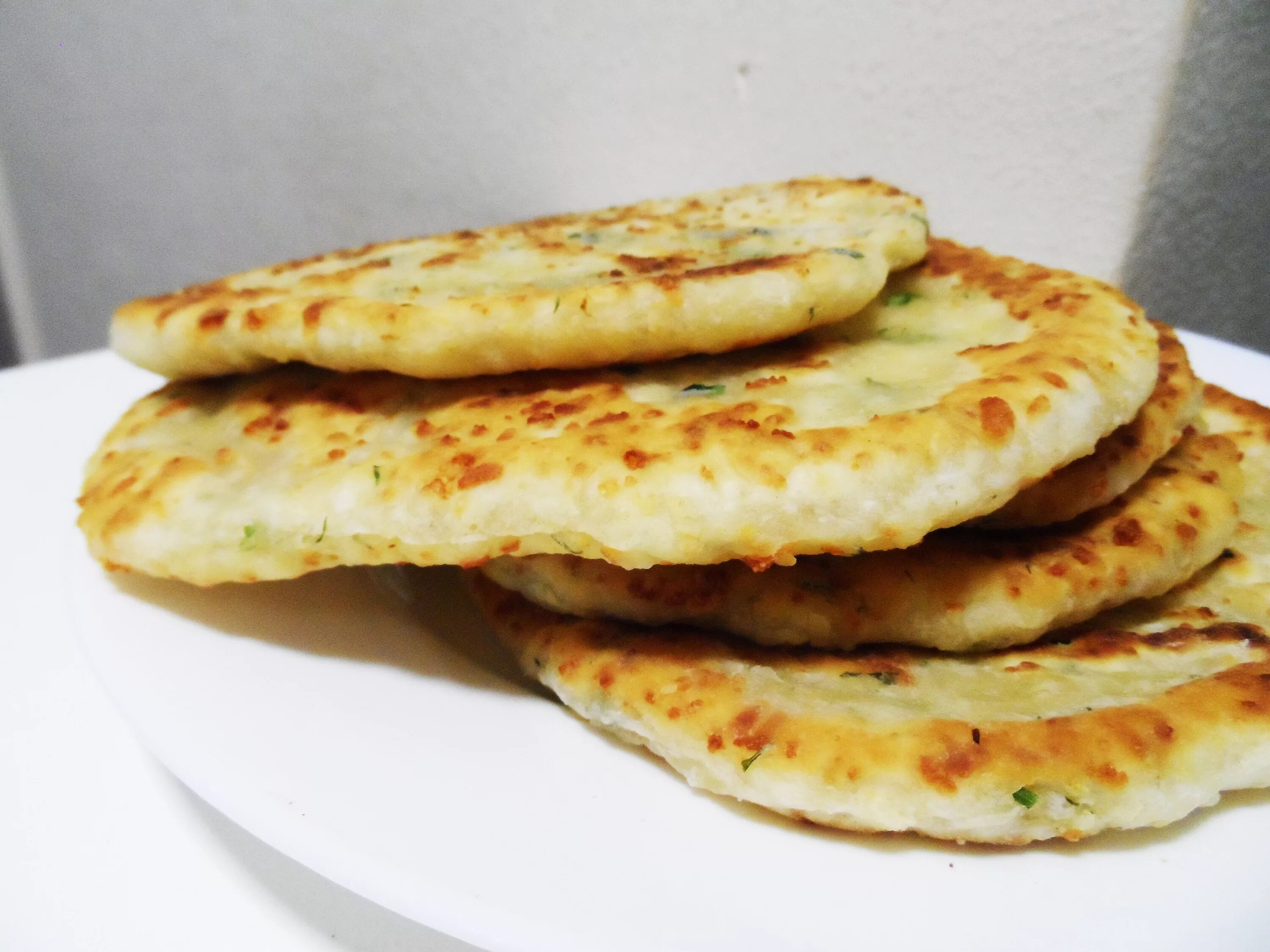 Лепешка на кефире с сыром и зеленью. Юка татарская лепешка на кефире. сырные лепешки с зеленью. сырные лепешки за 15 минут. осетинская лепешка с зеленью.
