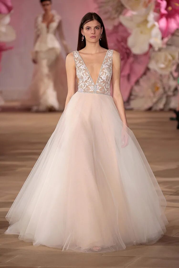 Свадебная мода 2021. Какие свадебные платья в моде 2024. Какие свадебные платья в моде 2024. Виктор и рольф коллекция 2021. Свадебные платья 2023 тренды.