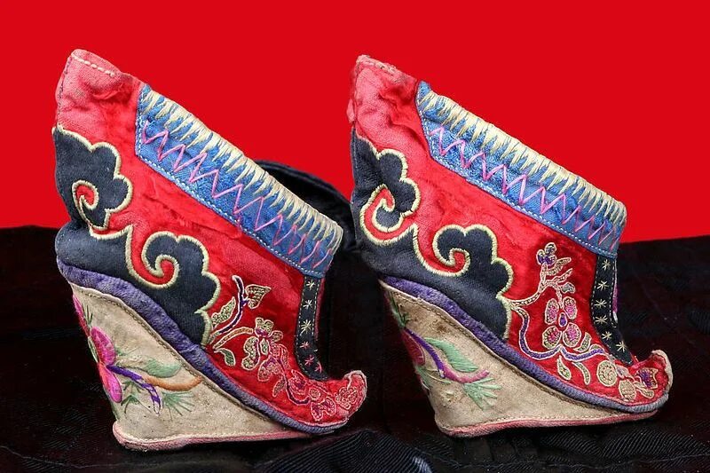 Китайская обувь запах. Китайские туфли. Китайская обувь Национальная. Традиционная китайская обувь женская. Китайский сапожок.