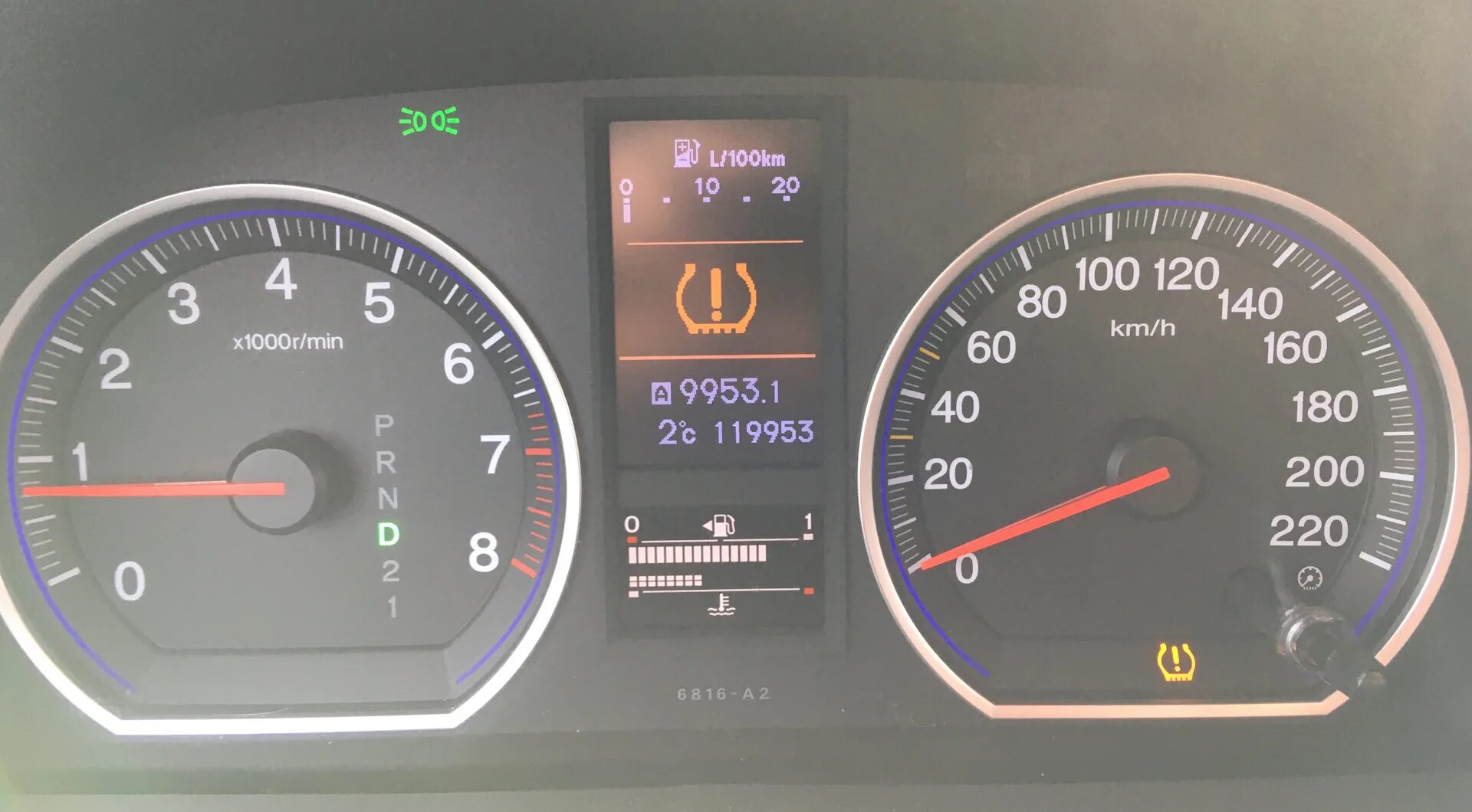 Горит ошибка давления в шинах. Индикатор низкого давления в шинах honda legend 4. датчик давления в шинах хонда аккорд 9 на панели. honda crv индикатор низкого давления шин. honda crv 4 датчик давления в шинах.