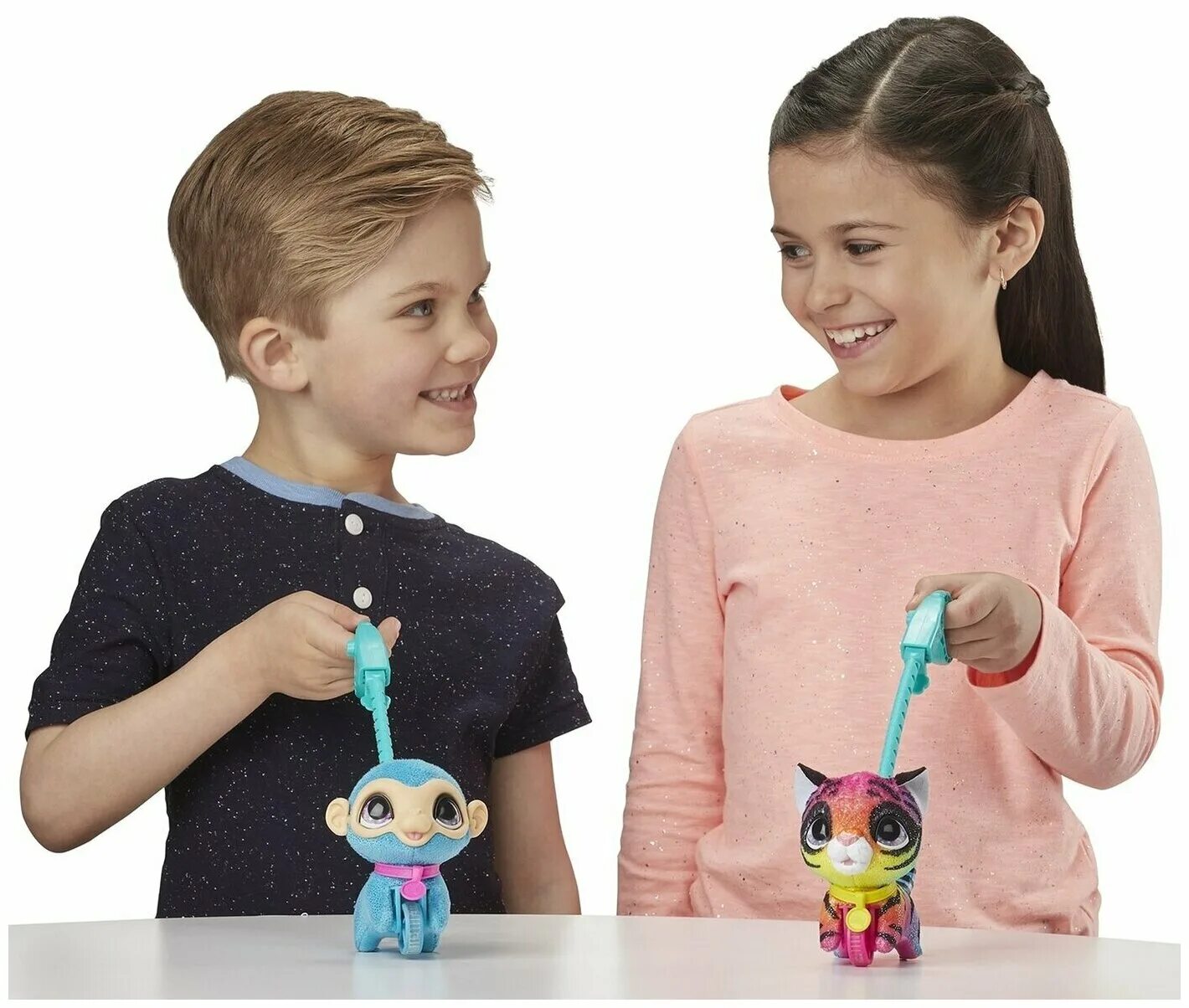 Обезьянка питомец furreal friends. Маленькие друзья игрушки. Hasbro furreal friends маленький питомец на поводке. Hasbro furreal friends шаловливый питомец малый. Интерактивная обезьянка hasbro furreal.