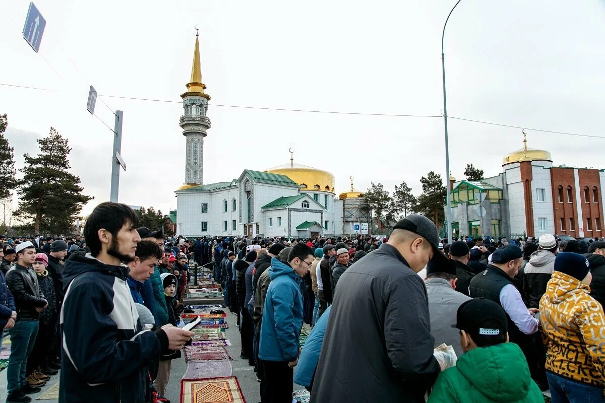 10 апреля ураза. Ураза байрам в Омске. Сургут мечеть Рамадан. Мечеть Ураза байрам. Мусульмане в мечети.