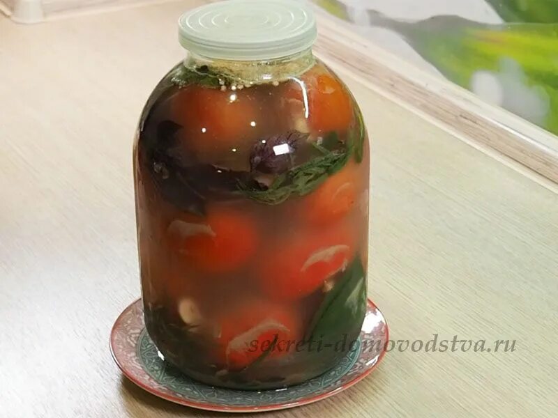 Соленые помидоры на зиму под капроновую крышку. Солёные помидоры в банках холодным способом как бочковые. как засолить на зиму огород с горчицей.