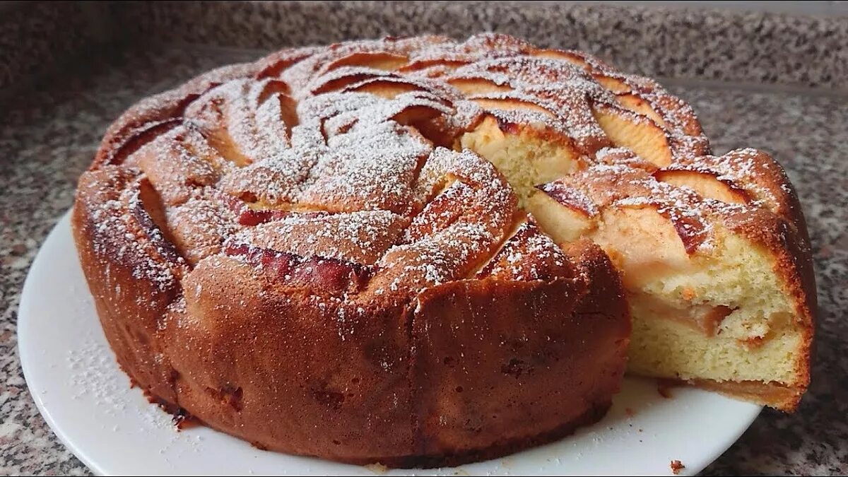 Шарлотка бисквитная с яблоками. Пышный пирог шарлотка с яблоками рецепт. Шарлотка с яблоками на кефире. Пышный пирог шарлотка с яблоками рецепт. Шарлотка с яблоками и ананасами.