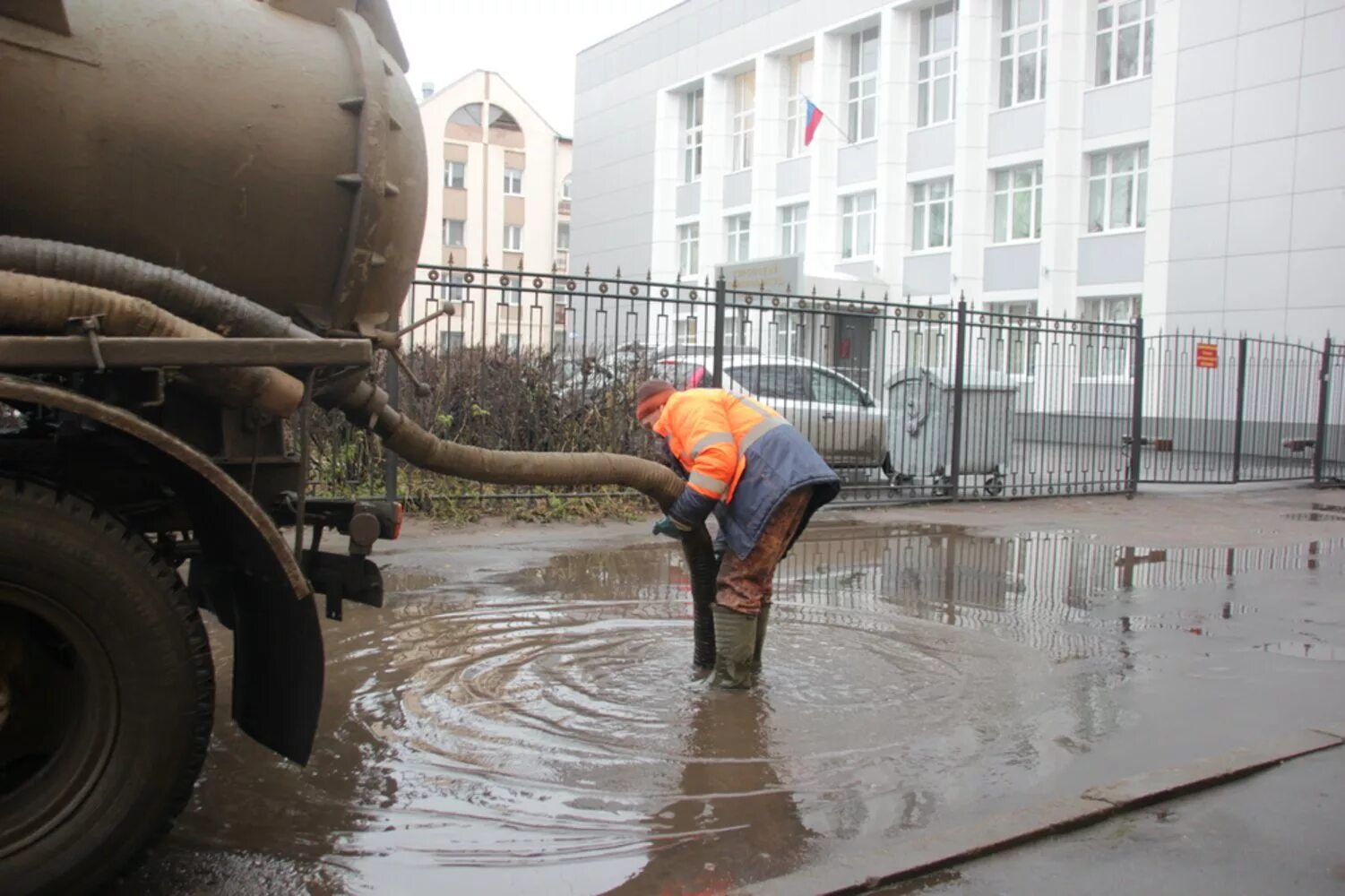 Откачка стоков. Откачка воды. Откачка воды из лужи. Откачивание воды. Откачать канализацию.